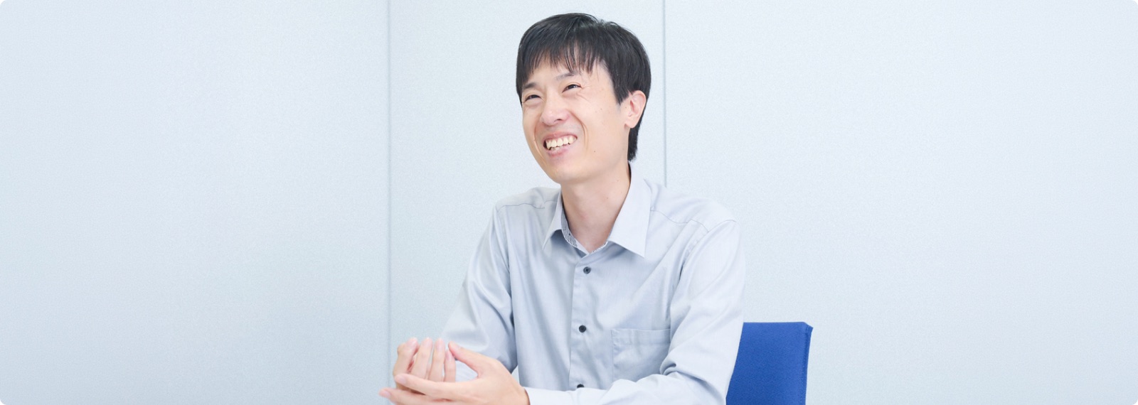 インタビューに答えるK.E.