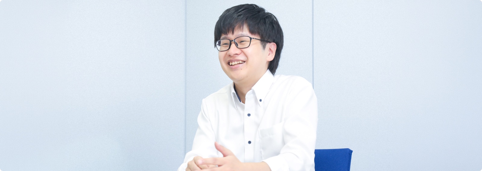 インタビューに答えるS.M.