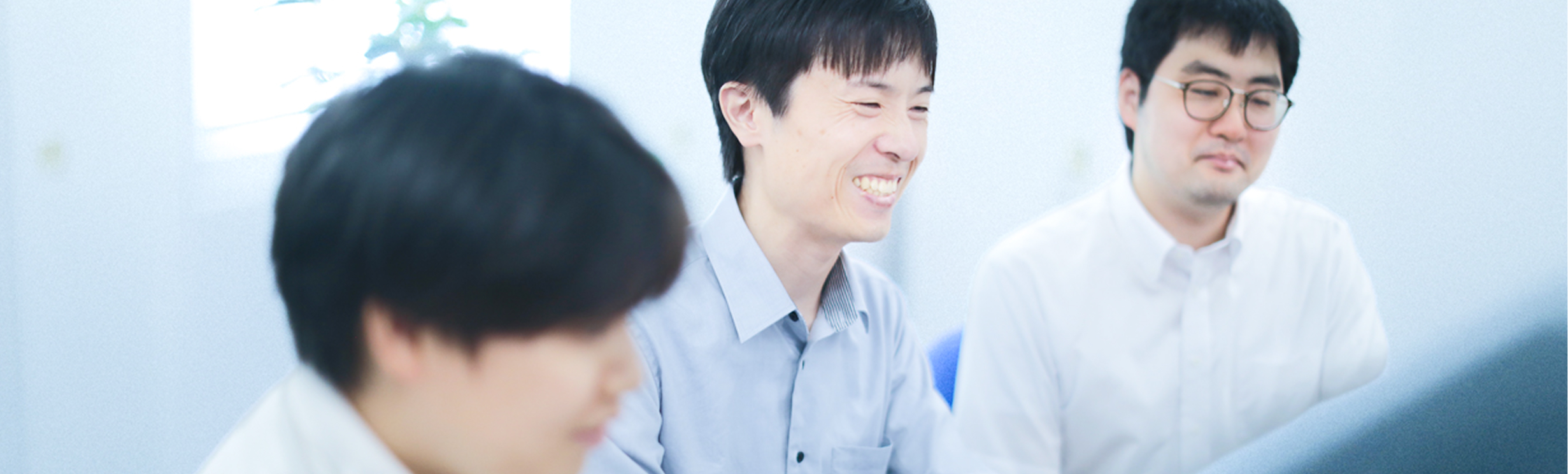打ち合わせをする社員たち